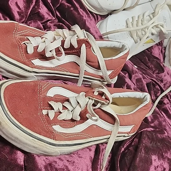 Red and white vans - Picture 2 of 3